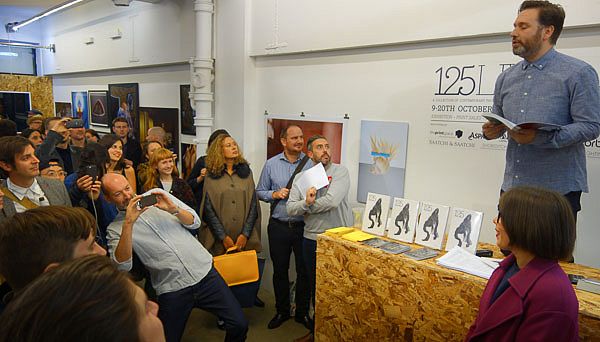 Perry Curtis verleiht den Olympus Future Award (bis 26 Jahre) an Aleksandra Kingo. Glückwunsch!